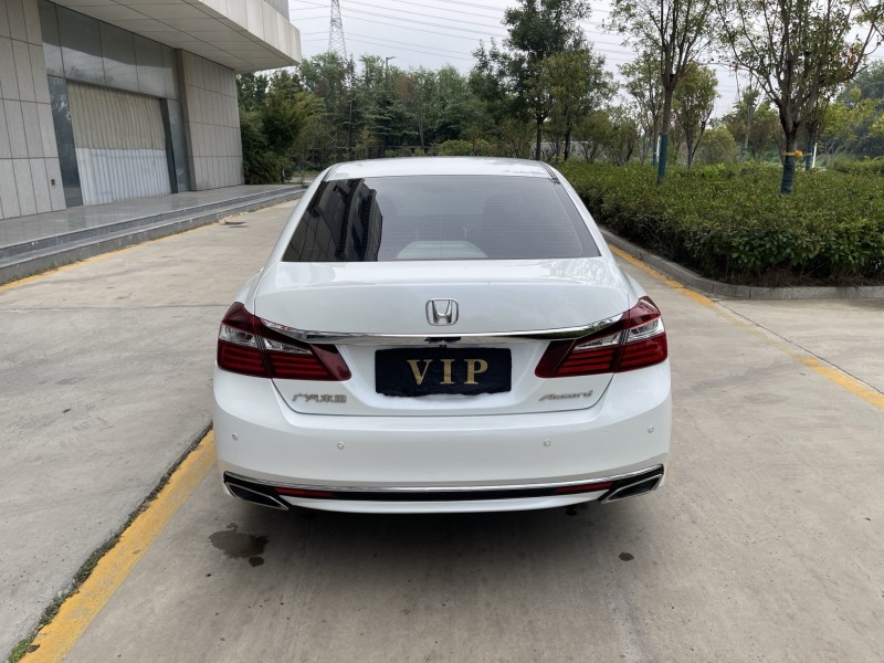 济宁16年本田雅阁8