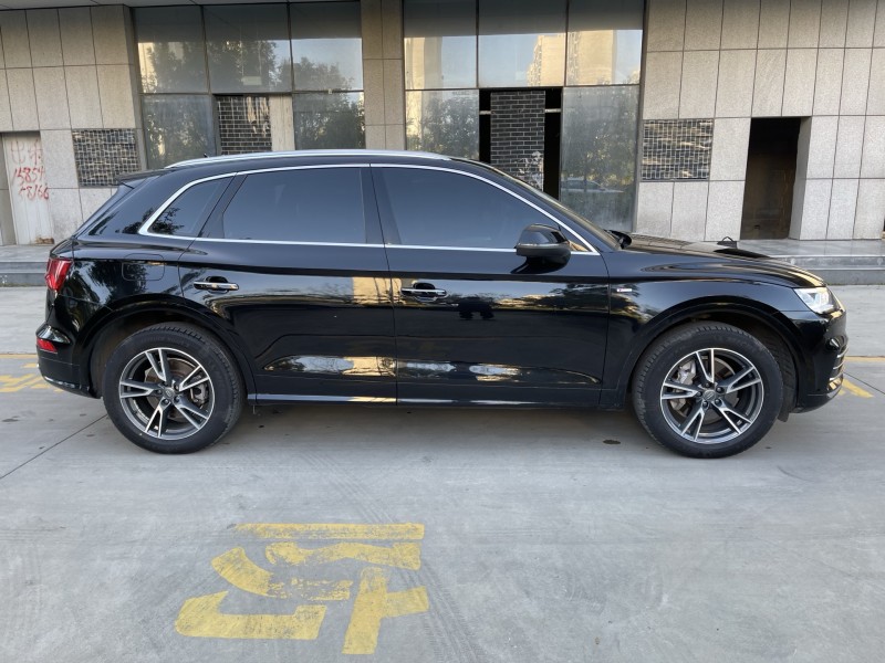 济宁21年奥迪Q57