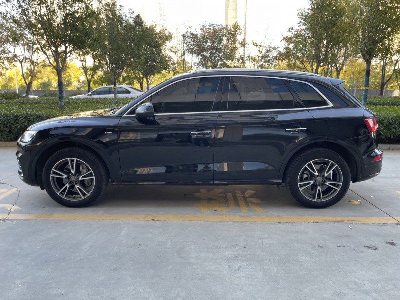 济宁21年奥迪Q58