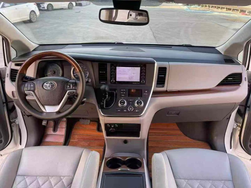 徐州18年丰田塞纳3