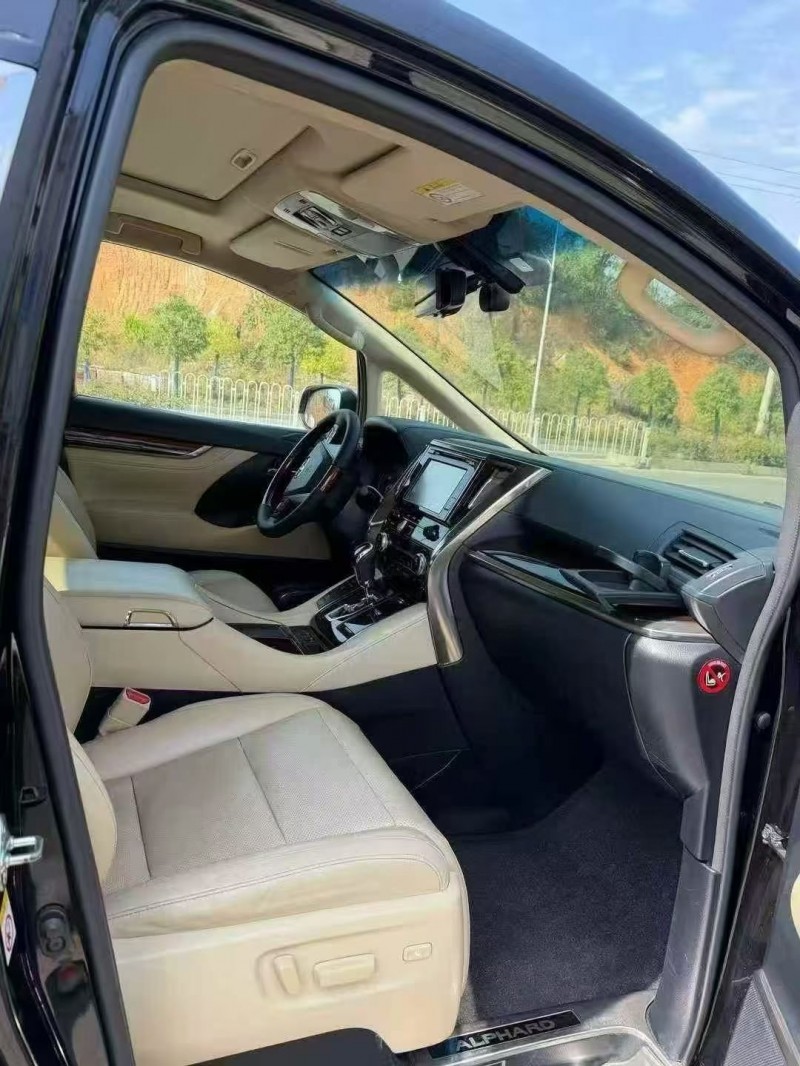 张家界17年丰田埃尔法4