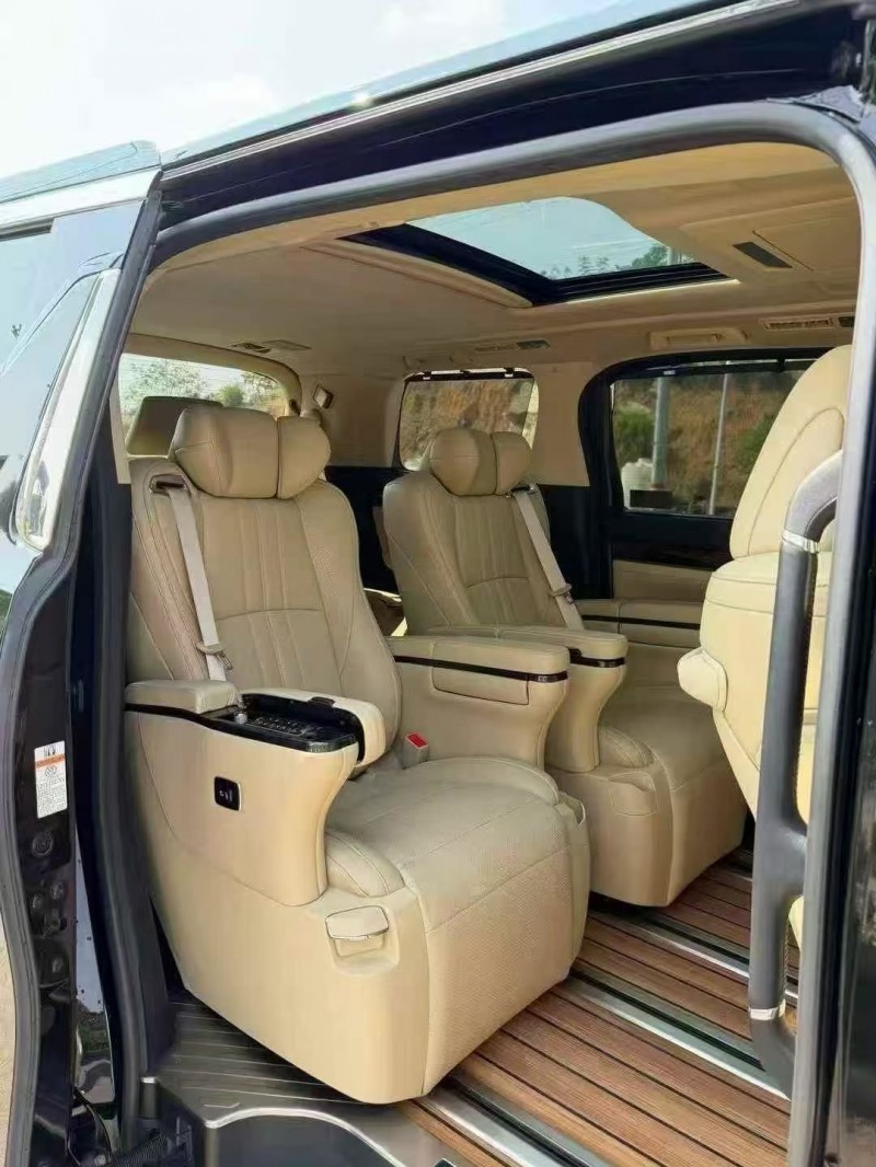 张家界17年丰田埃尔法8