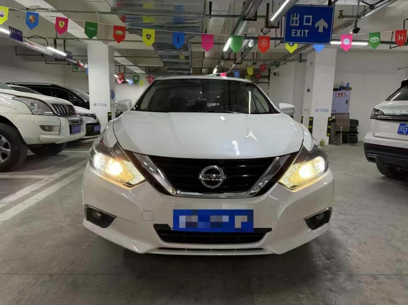 成都18年日产天籁1