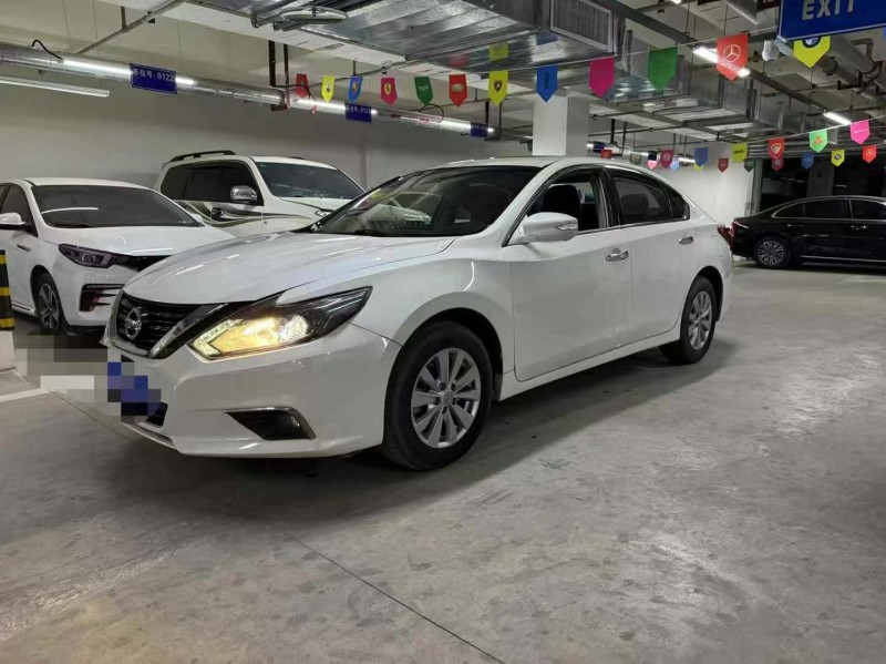 成都18年日产天籁3