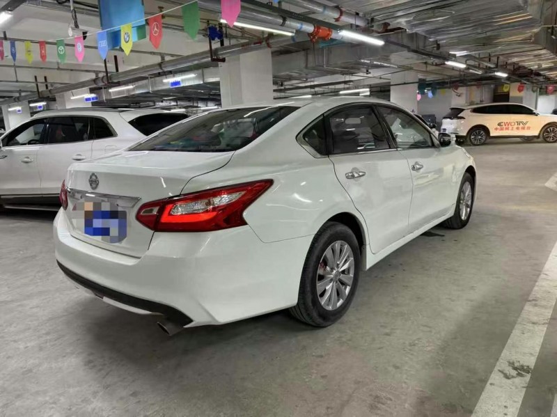 成都18年日产天籁8