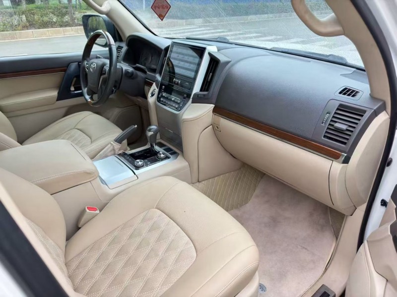 昆明19年丰田兰德酷路泽5