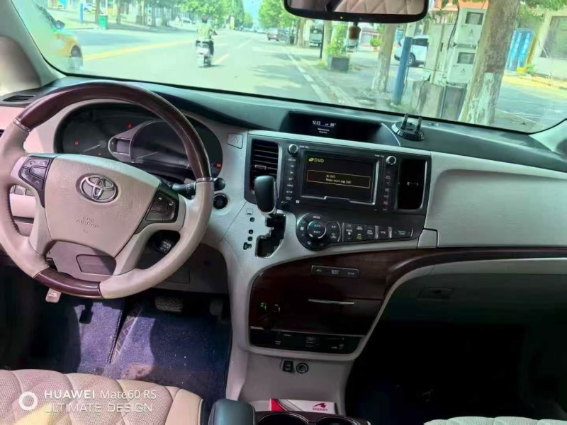 保定13年丰田塞纳5