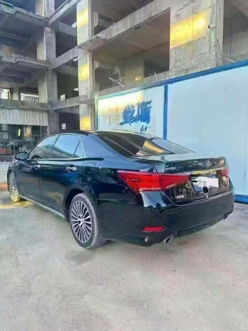 保定19年丰田皇冠8