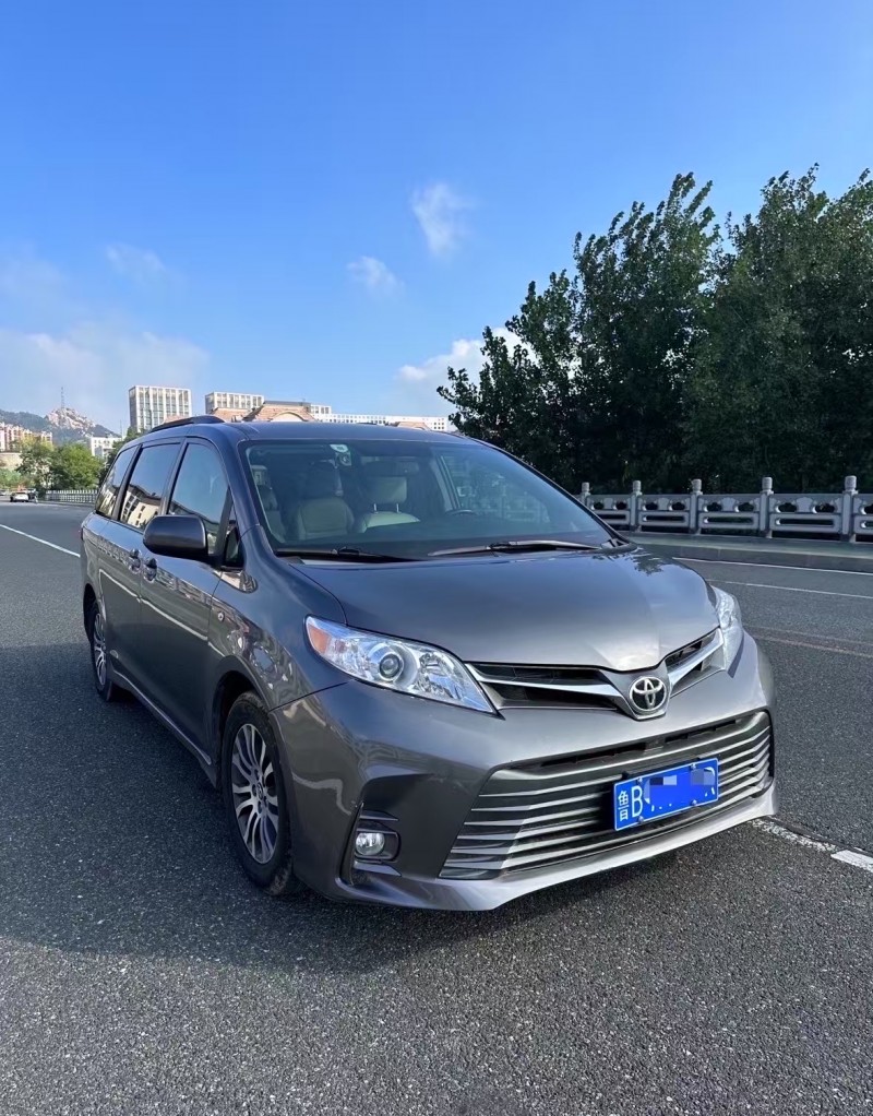 青岛19年丰田塞纳2