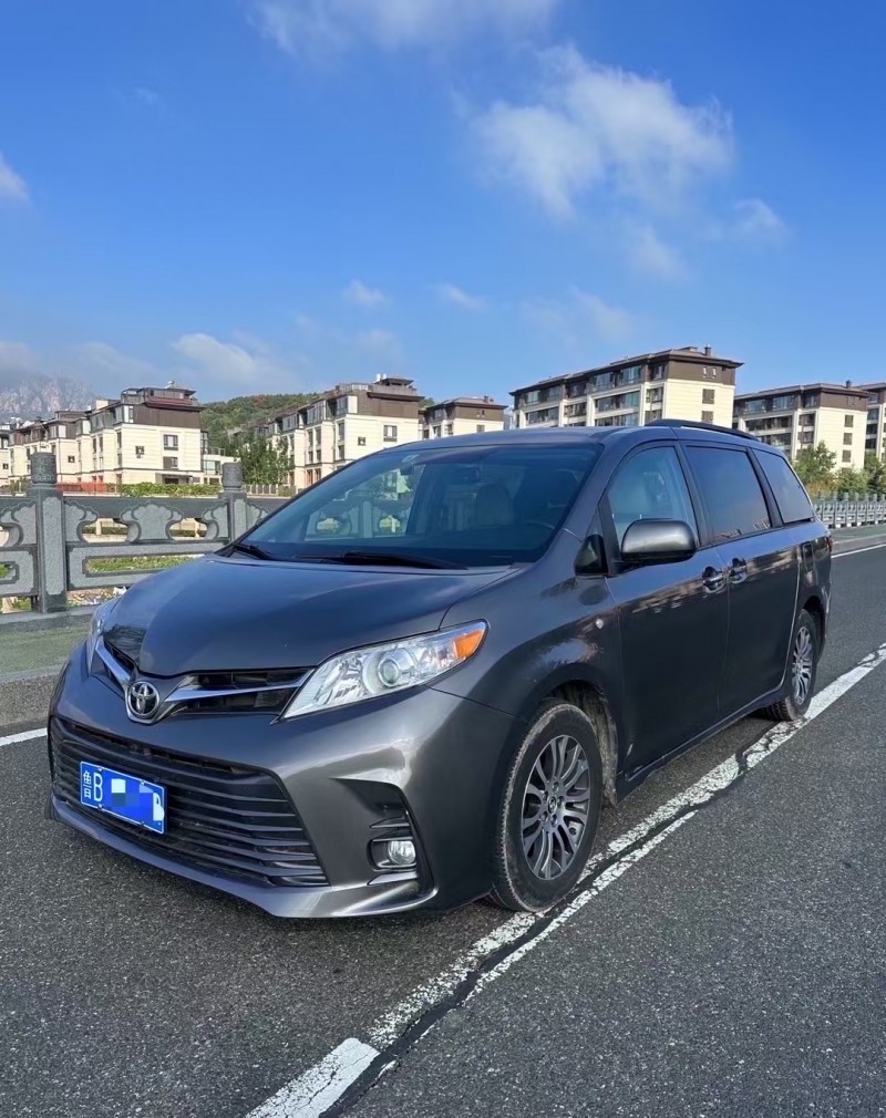 青岛19年丰田塞纳3