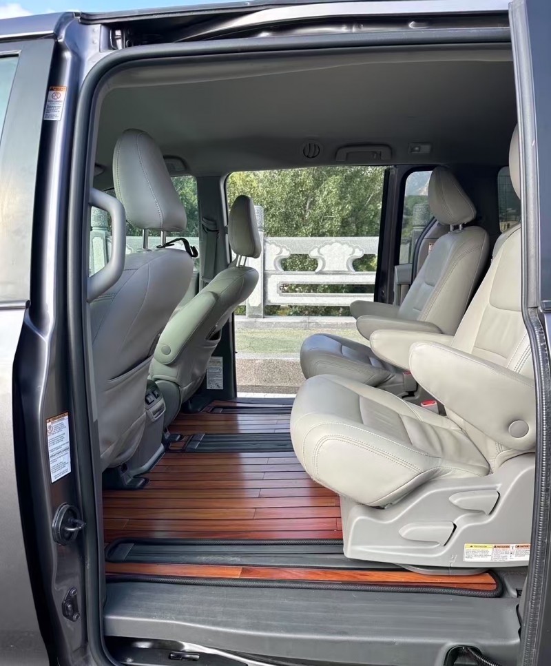 青岛19年丰田塞纳5