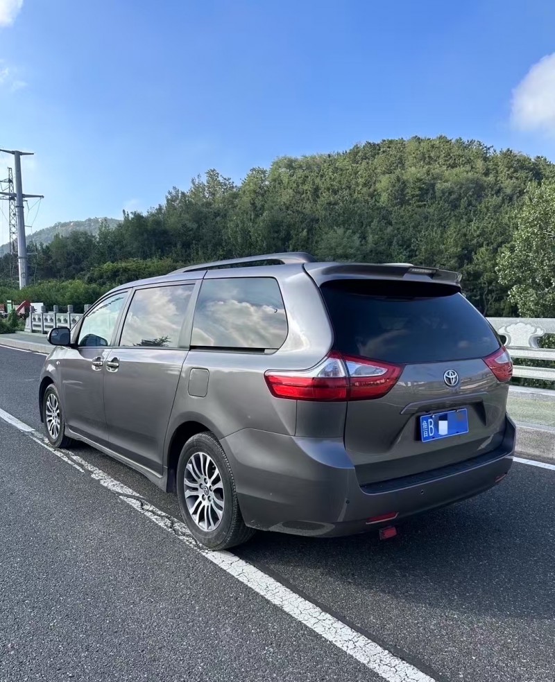 青岛19年丰田塞纳8