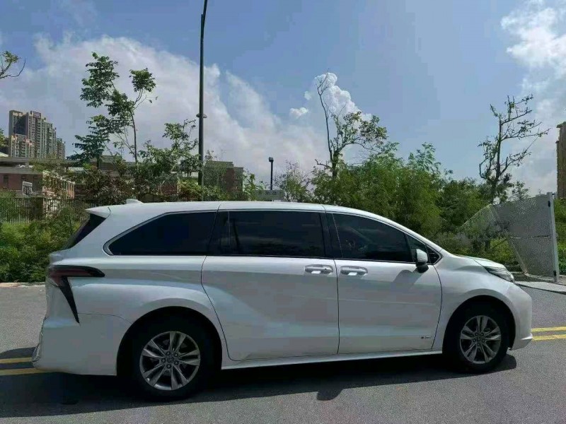 东莞25年丰田塞纳2