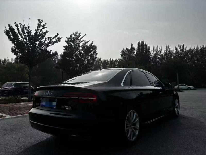 济宁17年奥迪A8L8