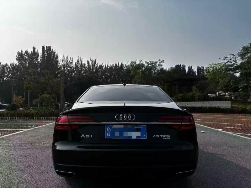济宁17年奥迪A8L9