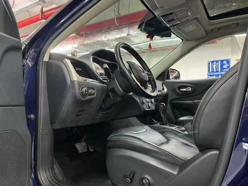 东莞17年Jeep自由光4