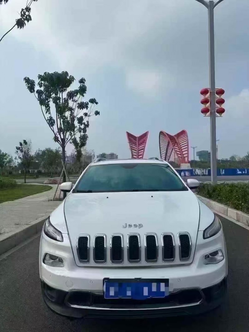 菏泽17年Jeep自由光1