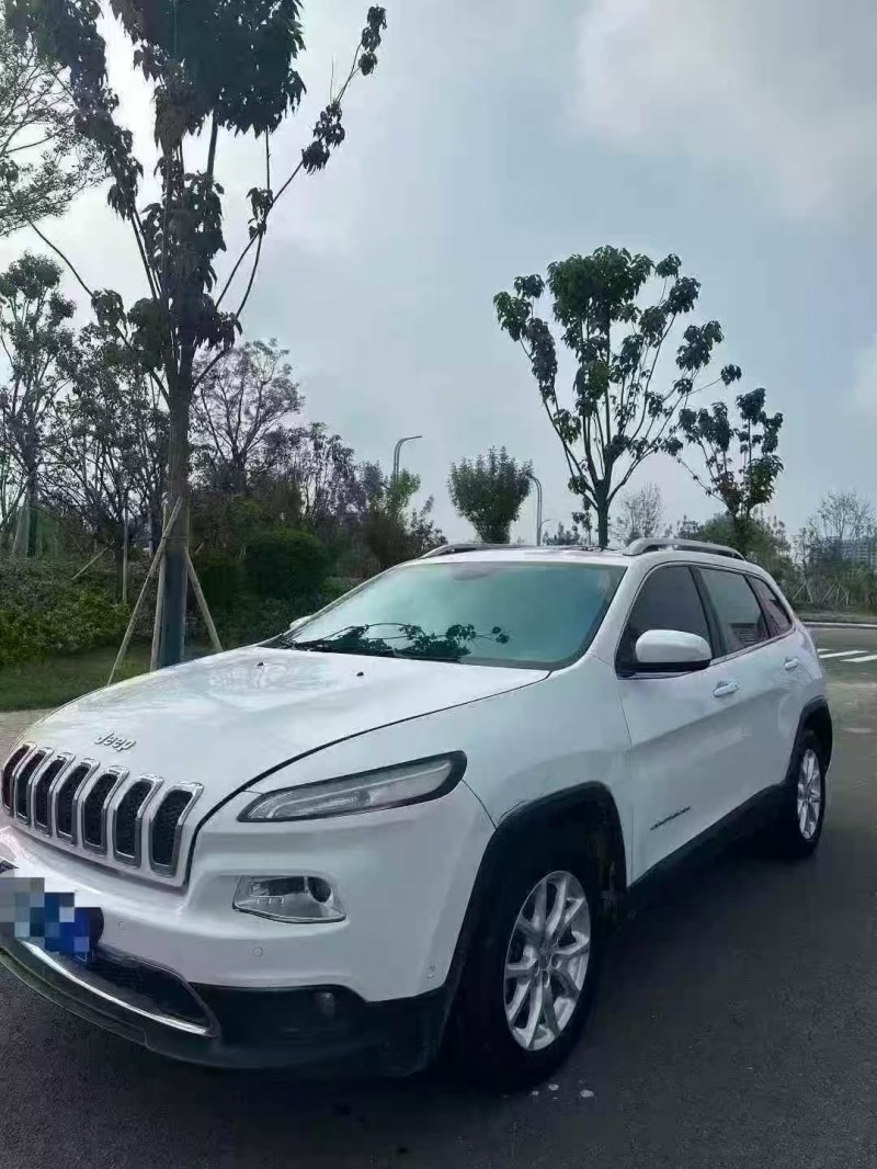 菏泽17年Jeep自由光2