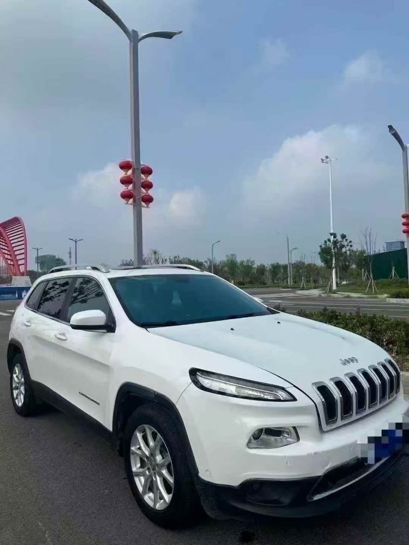 菏泽17年Jeep自由光5