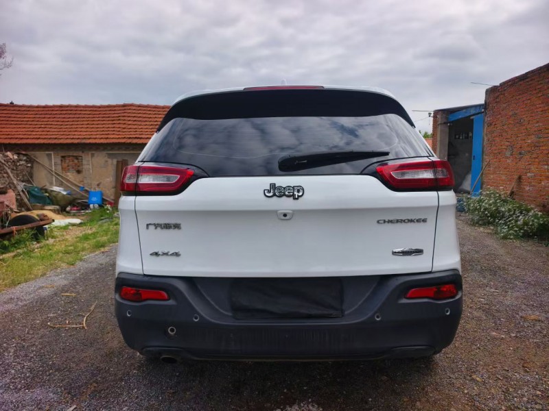 青岛16年Jeep自由光9