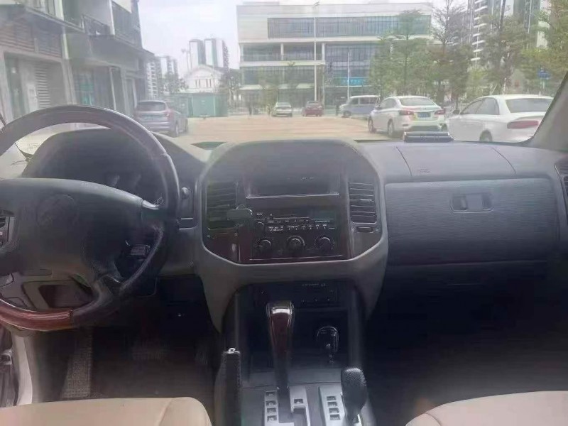 深圳12年三菱帕杰罗5