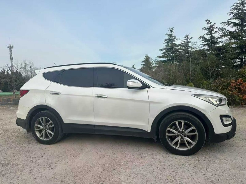 青岛13年现代全新胜达3