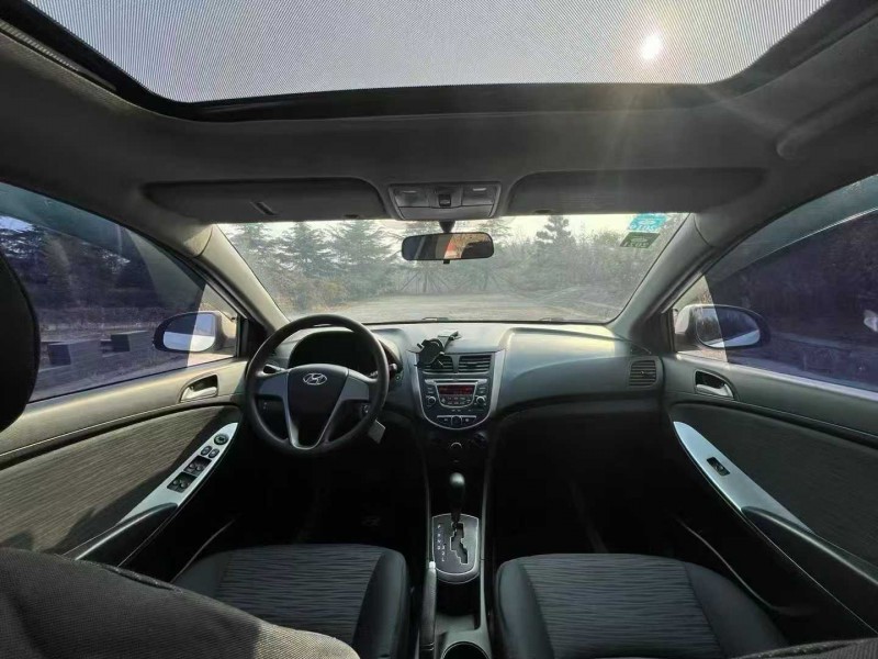 青岛17年现代瑞奕3