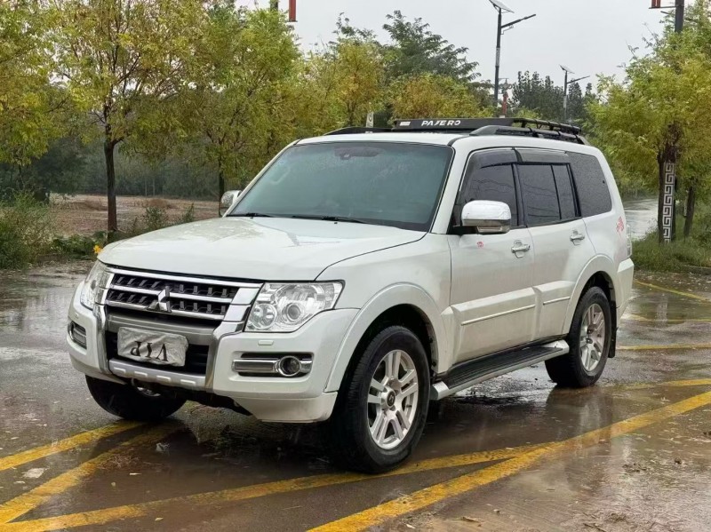 新乡18年三菱帕杰罗3