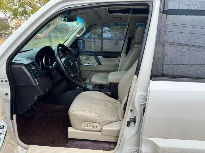 新乡18年三菱帕杰罗6