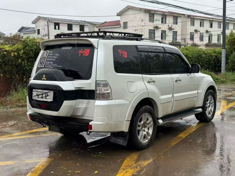 新乡18年三菱帕杰罗7