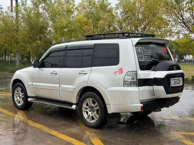 新乡18年三菱帕杰罗8