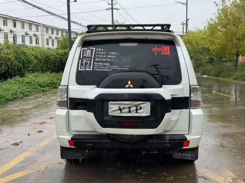 新乡18年三菱帕杰罗9