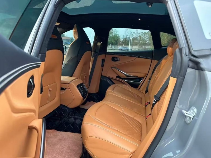 广州23年阿斯顿·马丁DBX7