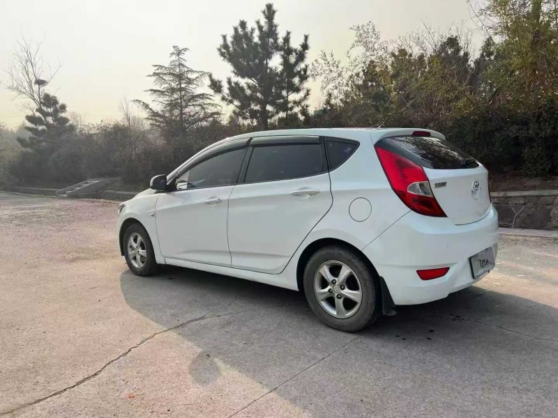 青岛17年现代瑞奕8