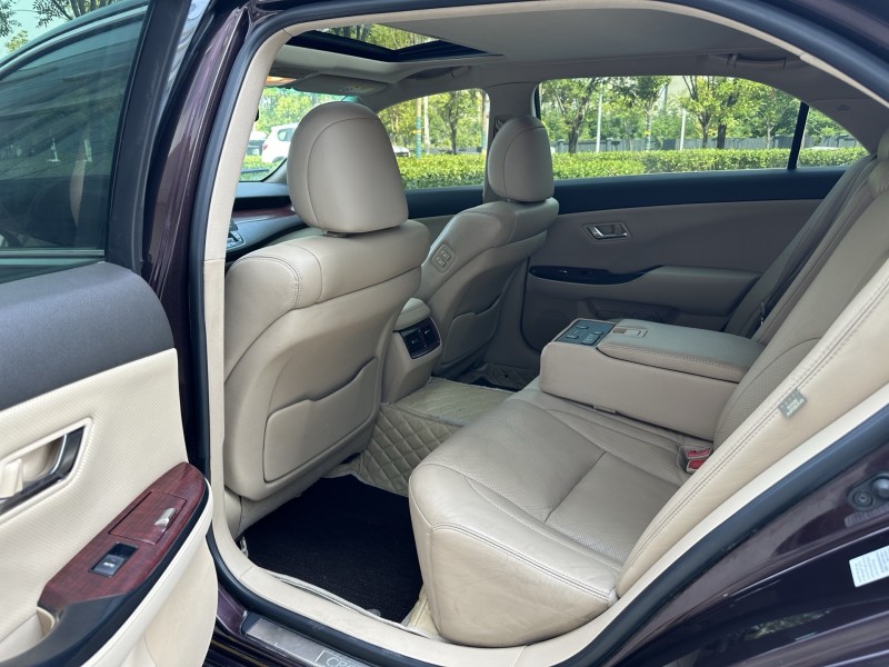 济宁11年丰田皇冠4