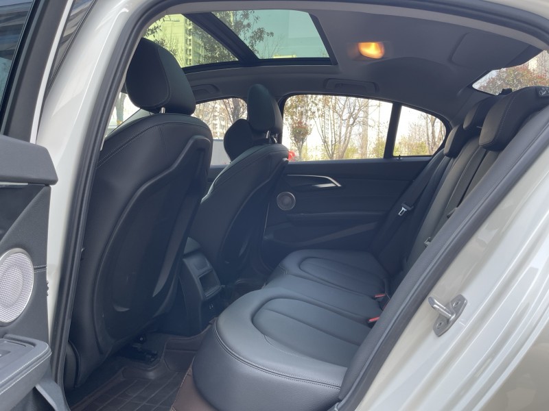 济宁22年宝马1系4