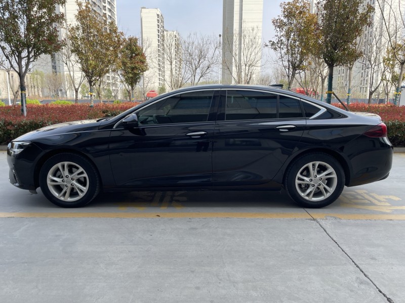 济宁22年别克君威8