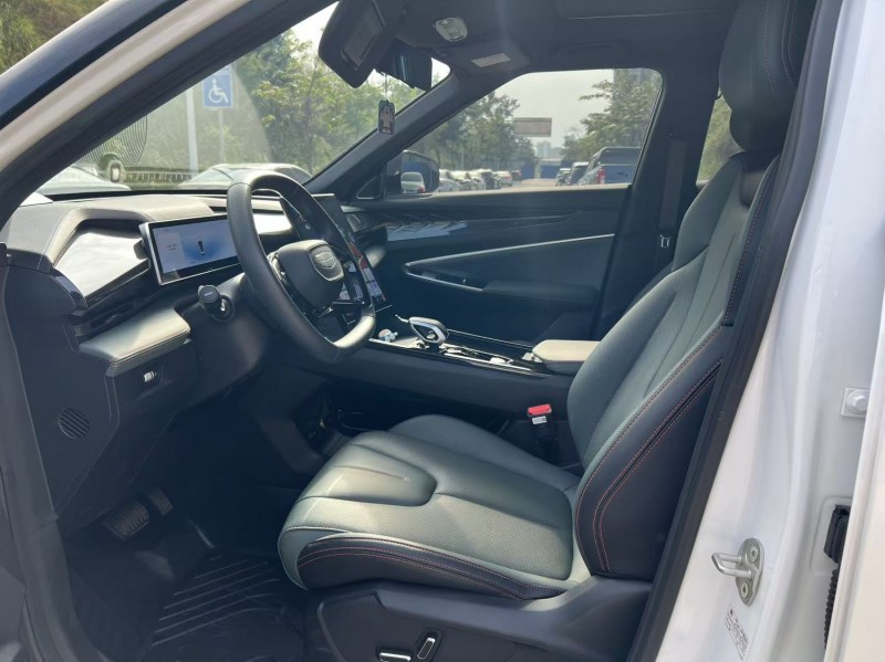 南宁25年吉利博越4