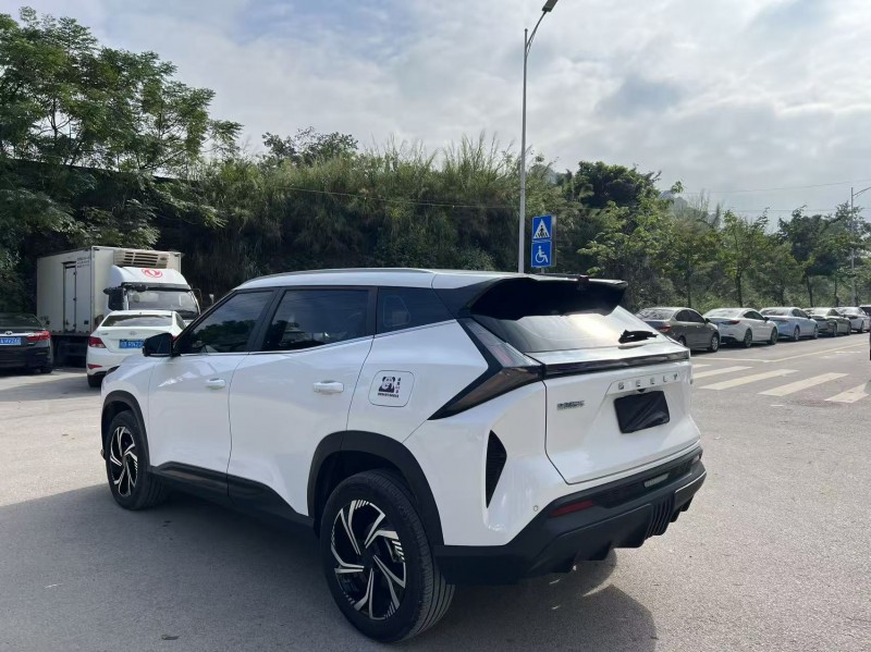 南宁25年吉利博越9