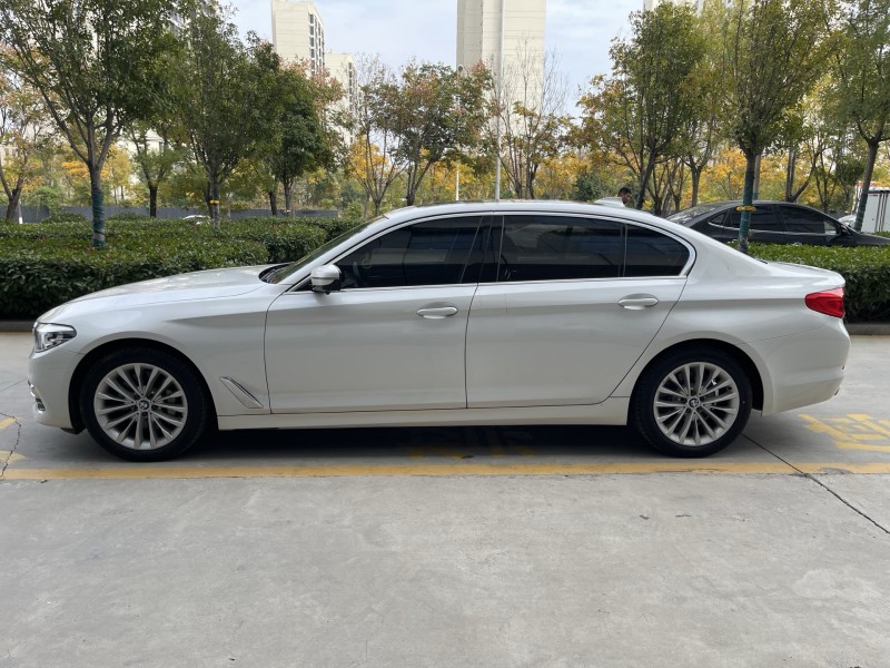 济宁19年宝马5系8