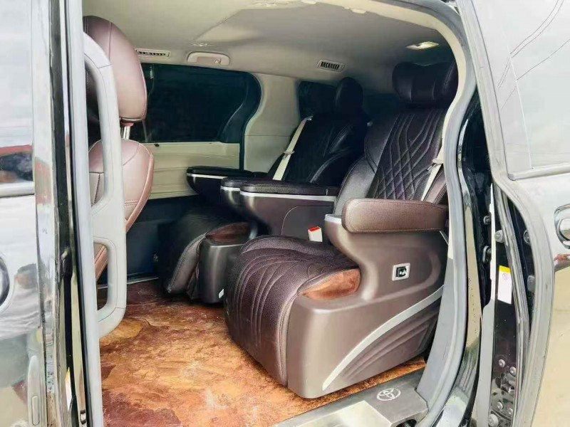 枣庄23年丰田塞纳4