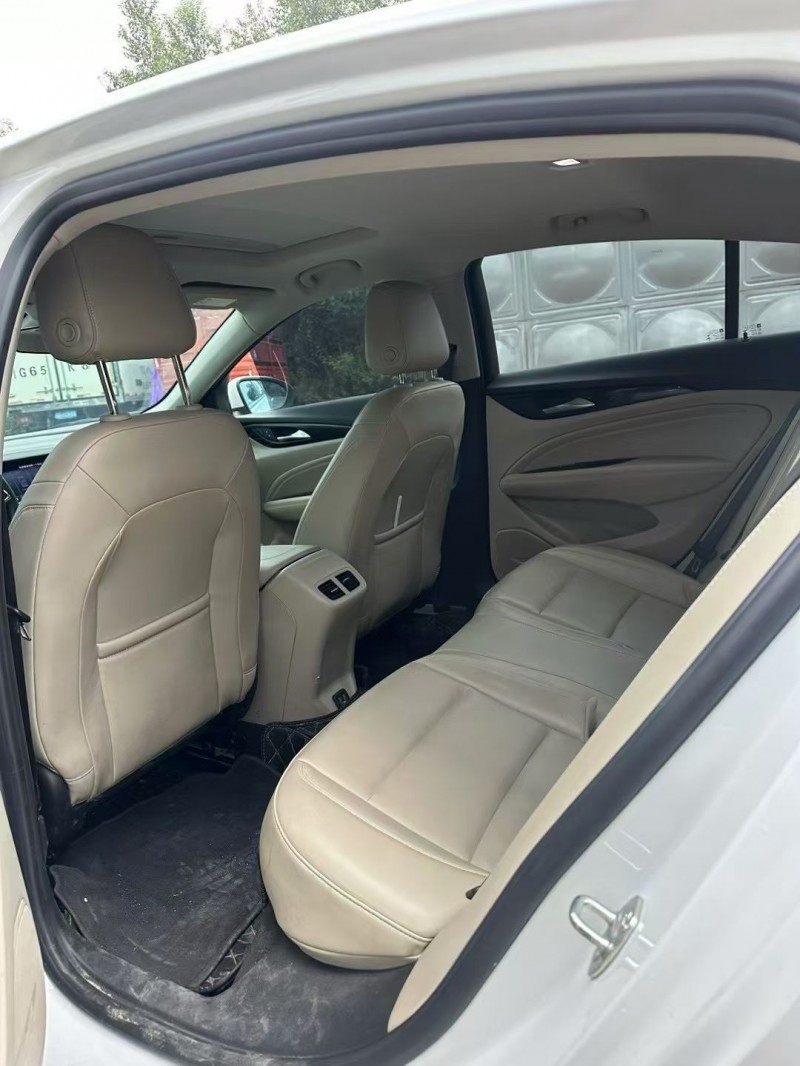 乐山21年别克君威4