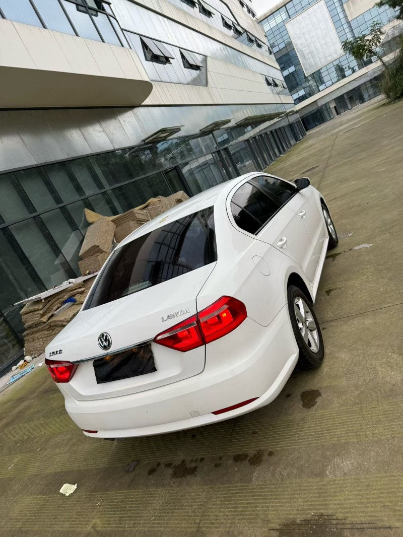 乐山17年大众朗逸6