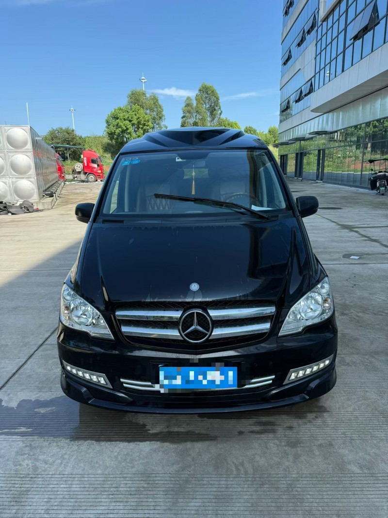 乐山17年奔驰威霆1