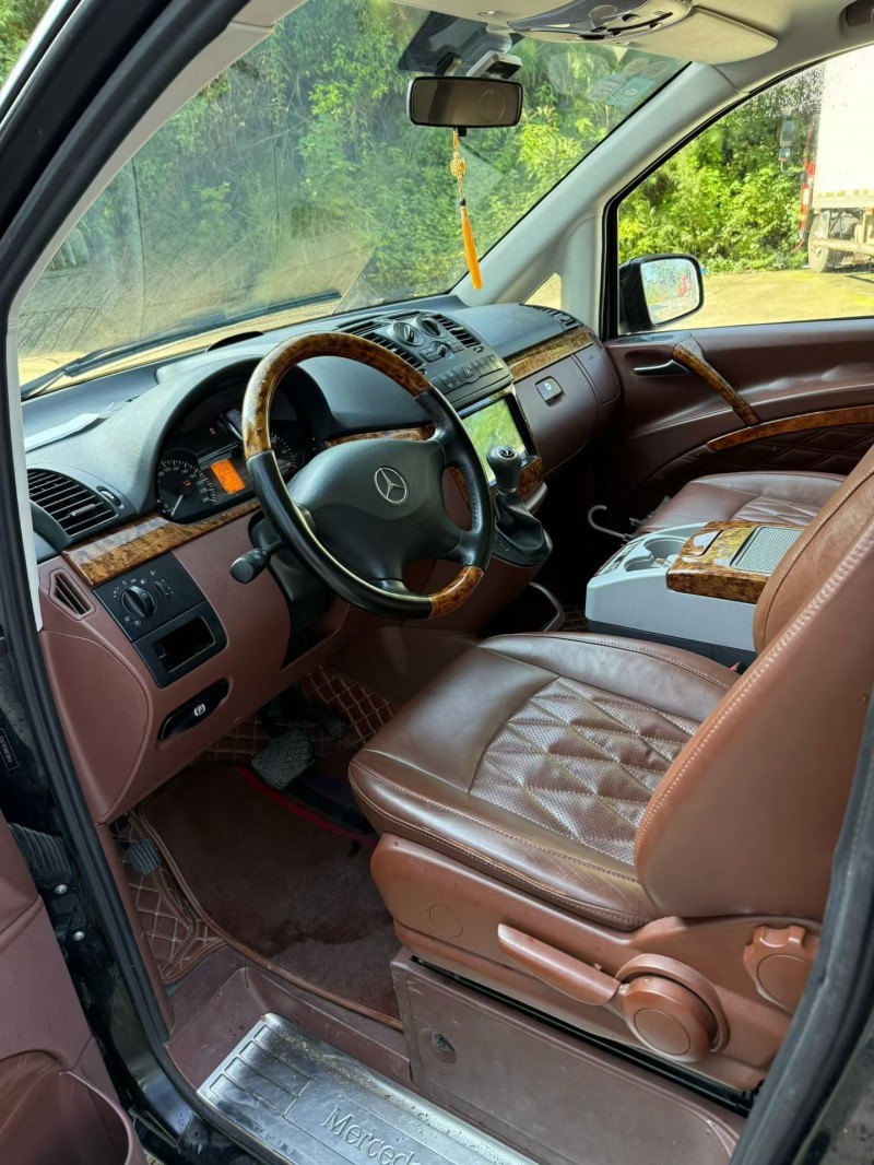 乐山17年奔驰威霆3