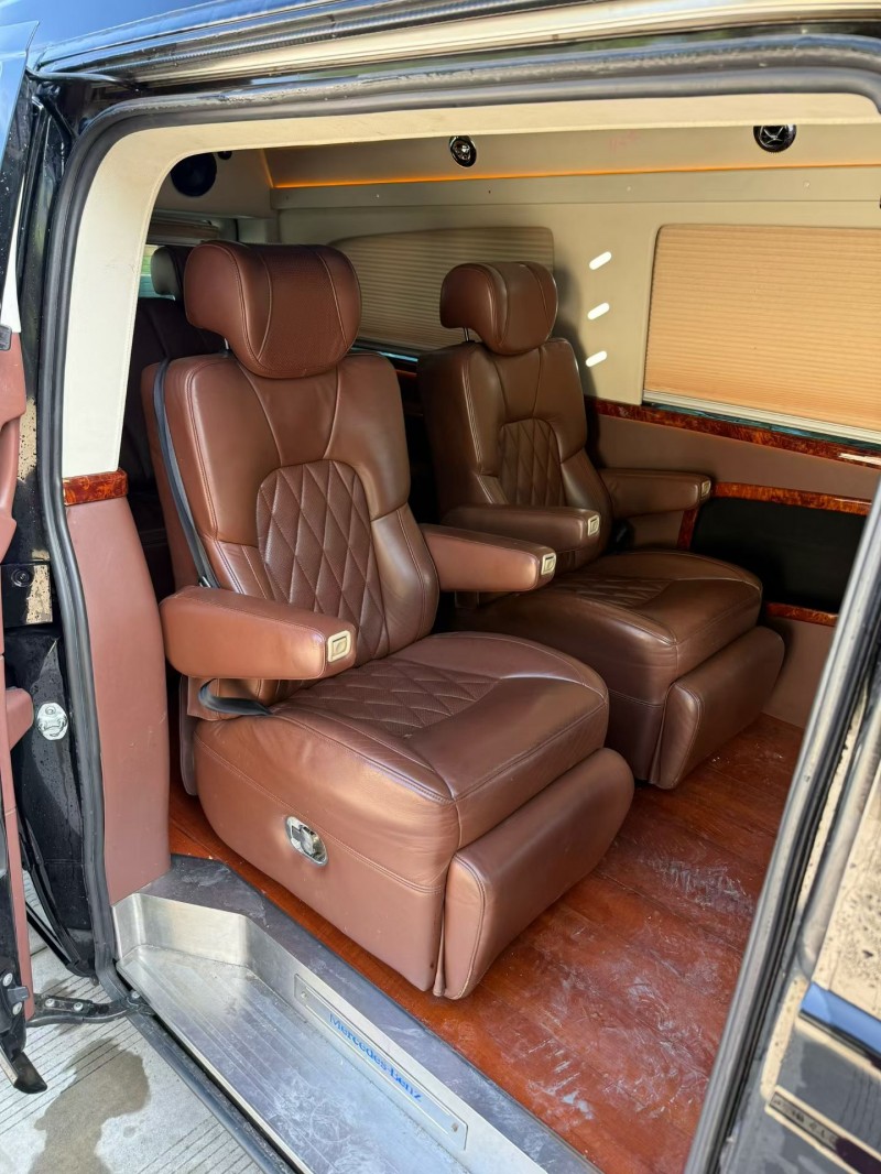 乐山17年奔驰威霆4