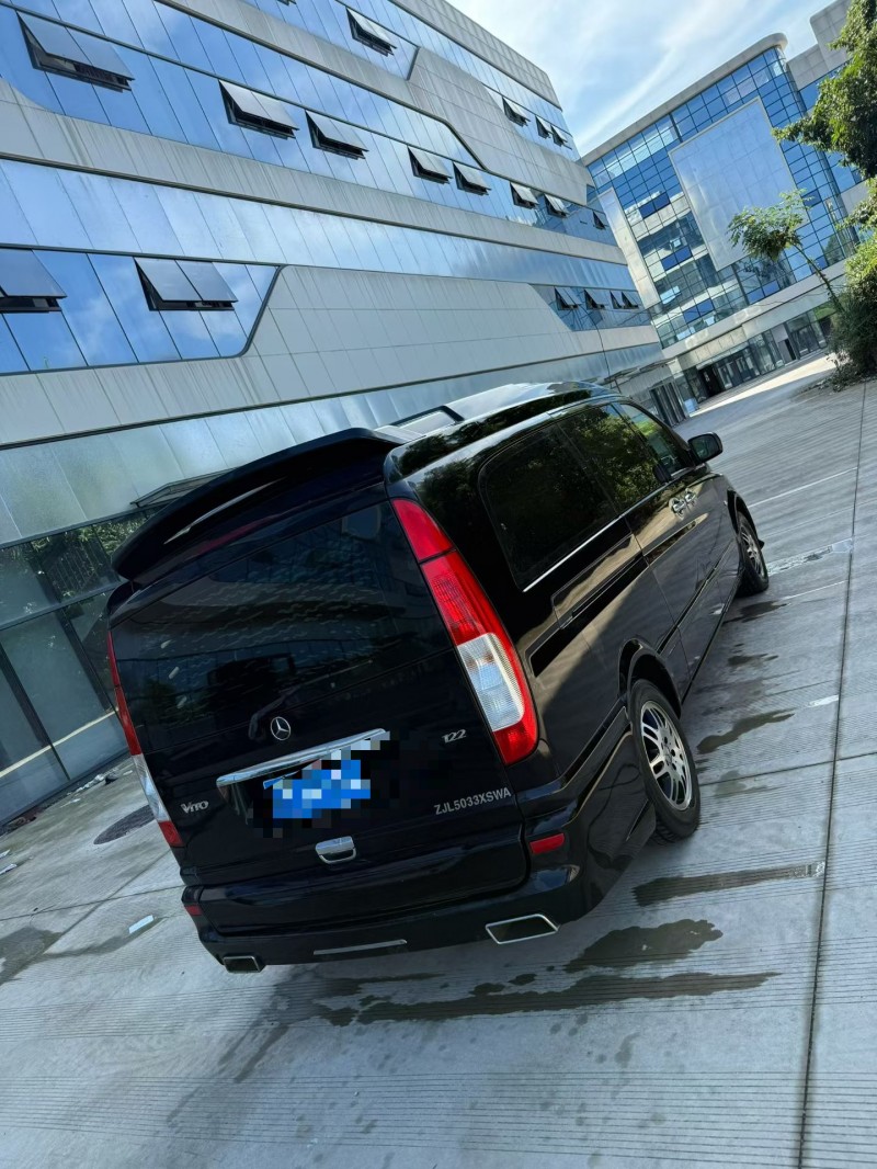 乐山17年奔驰威霆5