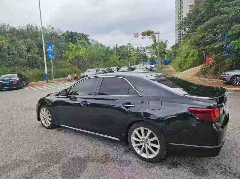 南宁11年丰田锐志7