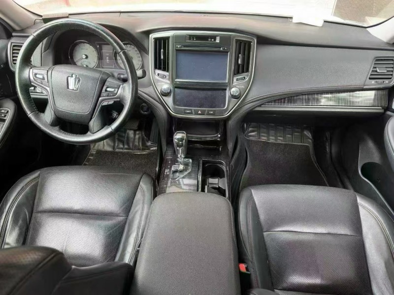 广州16年丰田皇冠4