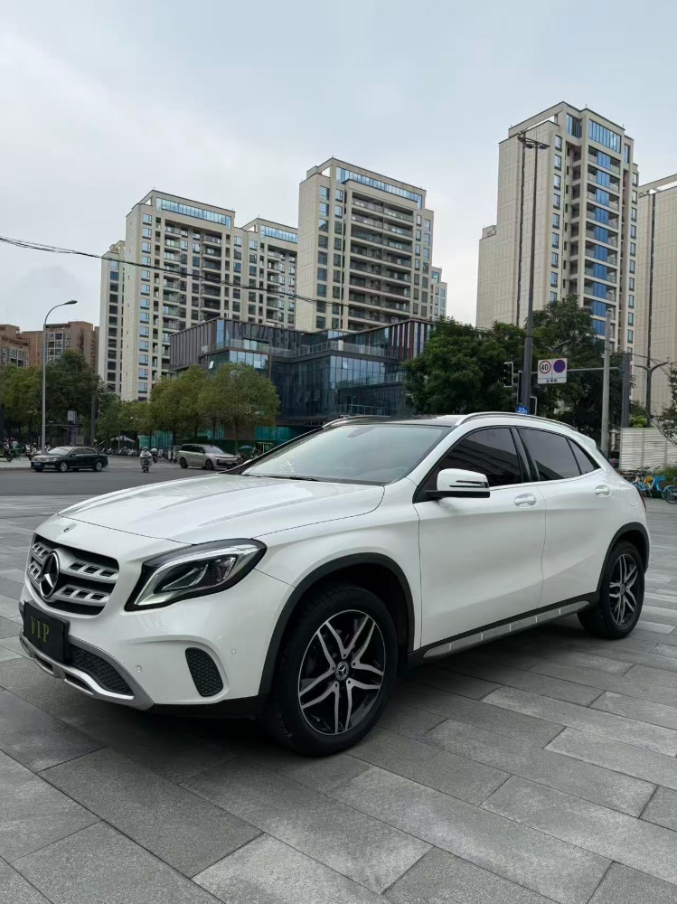 成都18年奔驰GLA3